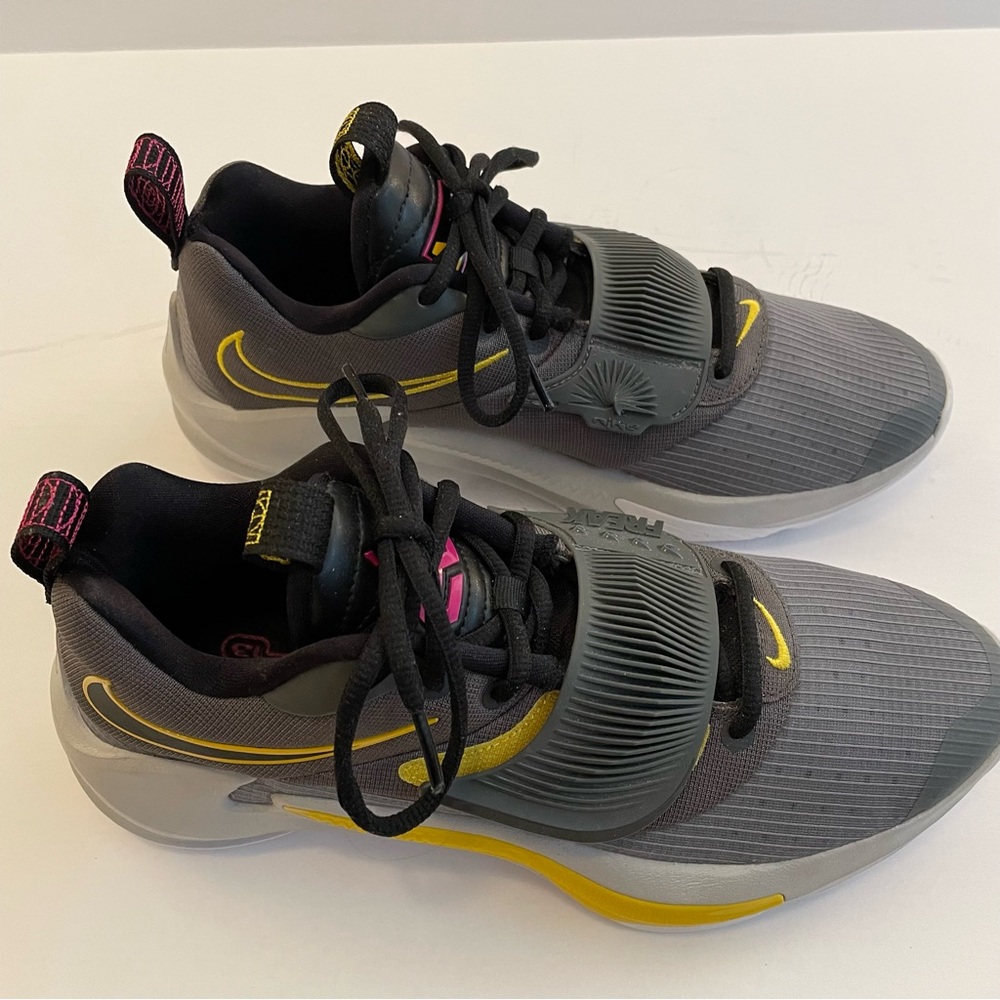 Nike Freak 3 Gray with Yellow Trim Sneaker Men’s Size 10